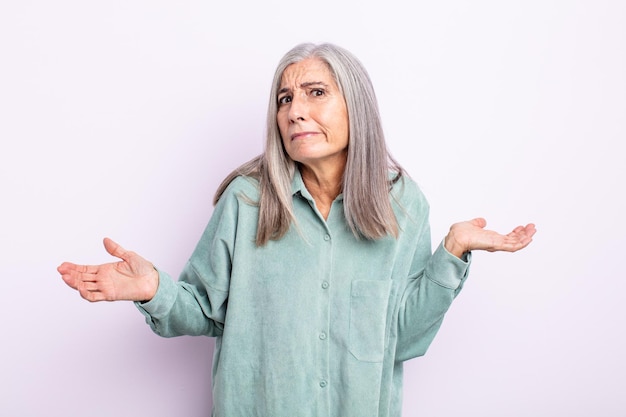 Mujer De Cabello Gris De Mediana Edad Que Se Siente Desorientada Y