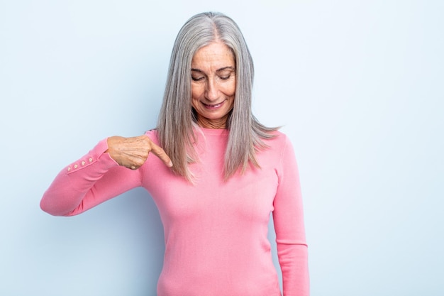 Mujer De Cabello Gris De Mediana Edad Sonriendo Alegre Y Casualmente