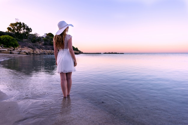Blog Deshojando Latidos *Portal* Mujer-caminando-playa-al-atardecer-hermosa-puesta-sol-vista-al-mar-isla-chipre_1268-3465