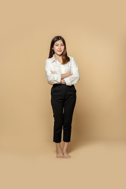 mujer con camisa blanca