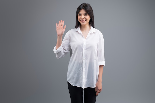 mujer con camisa blanca