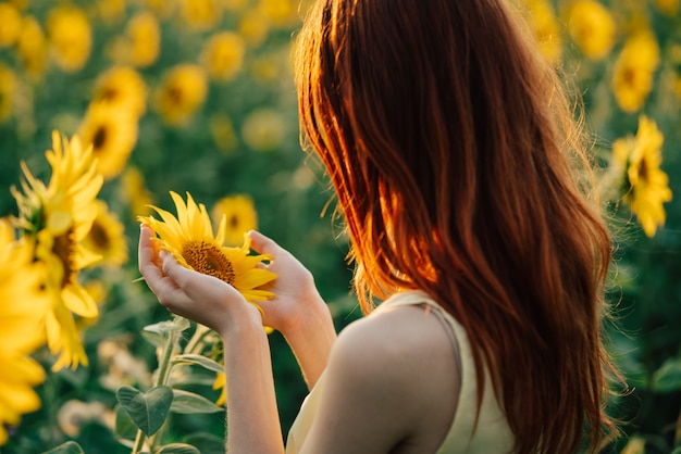 Mujer En Un Campo De Girasoles Foto Premium 5237