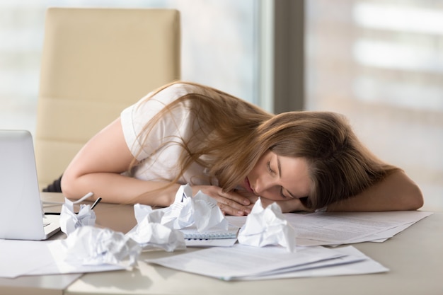 Mujer Cansada Agotada Que Duerme En El Escritorio Después Del Trabajo Excesivo En Oficina Foto 6129