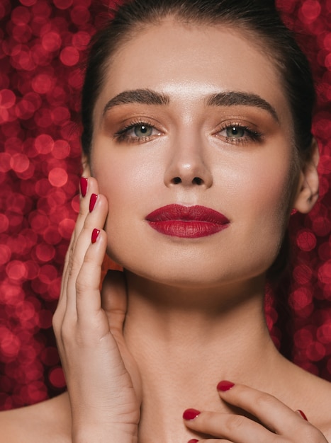 Mujer Cara Fiesta Belleza Lápiz Labial Rojo Piel Limpia Hermoso Glamour