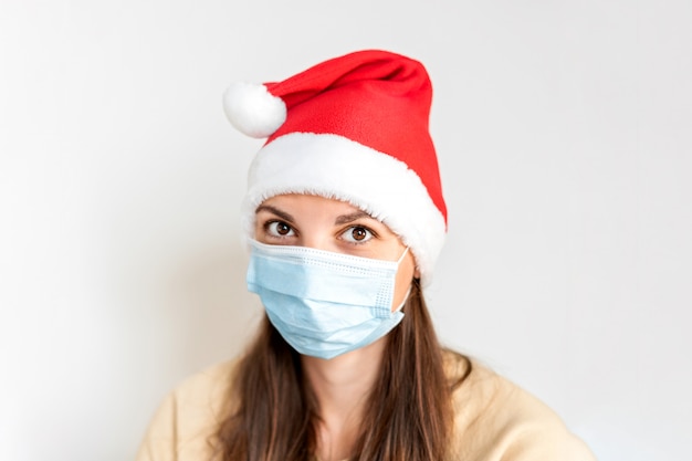 Mujer Caucasica Triste Con Mascara Medica Y Sombrero De Santa Navidad Sola En Cuarentena Foto Premium