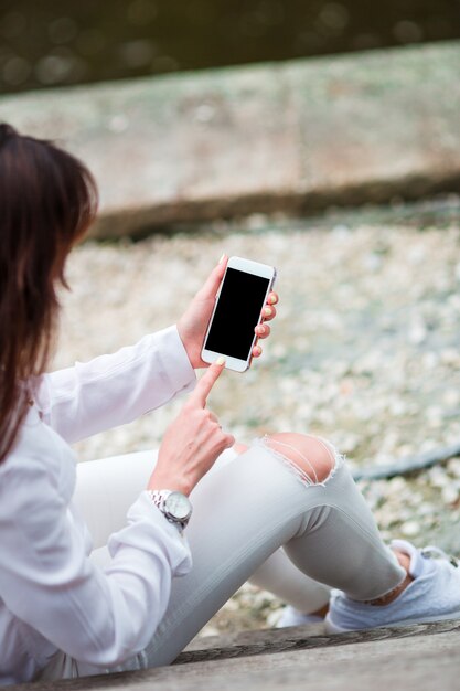 Mujer Con Celular Al Aire Libre En La Calle Turista Utilizando