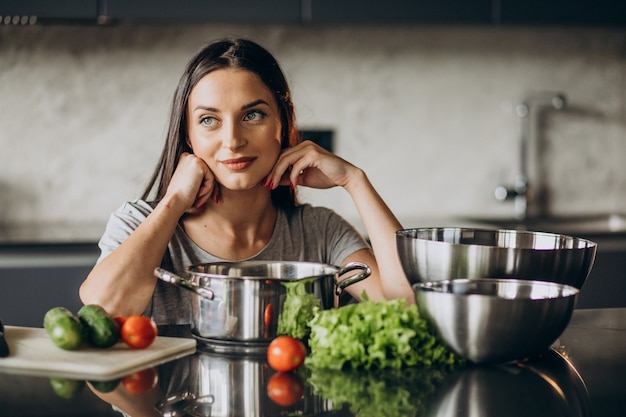 Mujer Cocinando El Almuerzo En Casa Foto Gratis