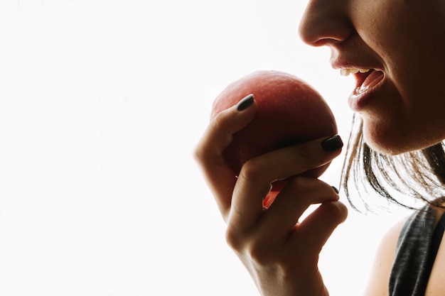 Mujer Comiendo Manzana Roja Foto Premium