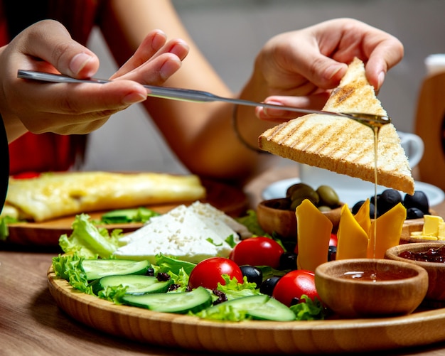 Mujer Comiendo Miel Con Tostadas Para El Desayuno Foto Gratis