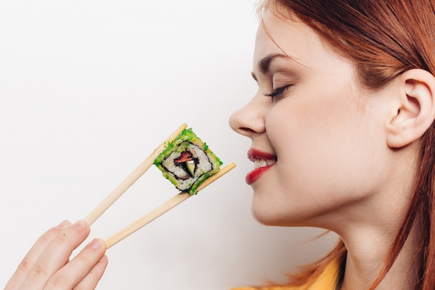 Mujer Comiendo Rollos De Colores Con Palillos De Bamb Comida Asi Tica