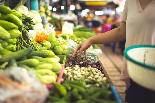 Mujer compra frutas y verduras orgánicas Foto gratis