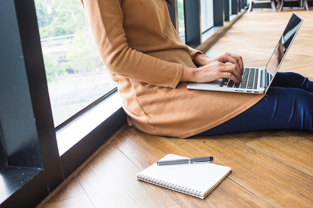 Mujer, con, computador portatil, en, piso