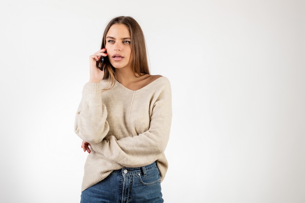 Mujer Concentrada Hablando Por Teléfono Aislado Sobre Blanco Foto Premium
