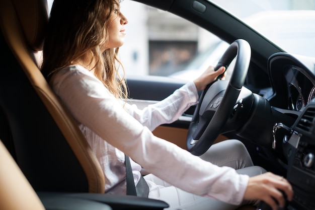 Mujer Conduciendo Su Coche Foto Premium 5405