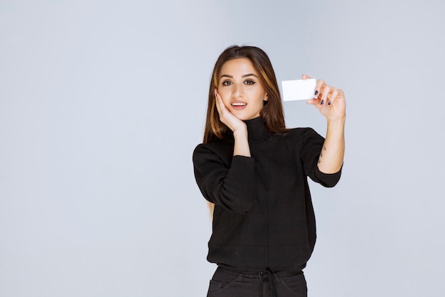 Mujer Dando O Recibiendo Una Tarjeta De Visita Y Parece Sorprendida Foto Gratis 