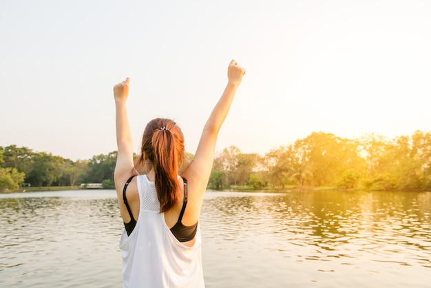 Mujer de estilo de vida eleva la felicidad femenina Foto Gratis