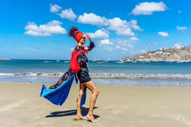 Mujer Delgada De Belleza Latina Posando Y Caminando Con Ropa Colorida