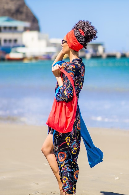 Mujer Delgada De Belleza Latina Posando Y Caminando Con Ropa Colorida