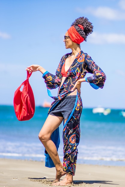 Mujer Delgada De Belleza Latina Posando Y Caminando Con Ropa Colorida