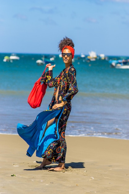 Mujer Delgada De Belleza Latina Posando Y Caminando Con Ropa Colorida