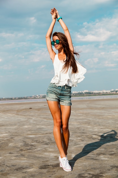 Mujer Delgada En Camiseta Blanca Posando Cerca De La Playa Foto Gratis 