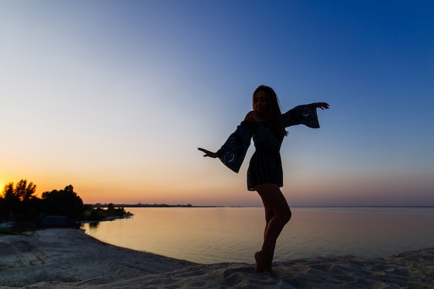 Mujer Delgada Silueta Posando En La Playa De Arena Mujer Joven Soledad Disfruta Del Atardecer