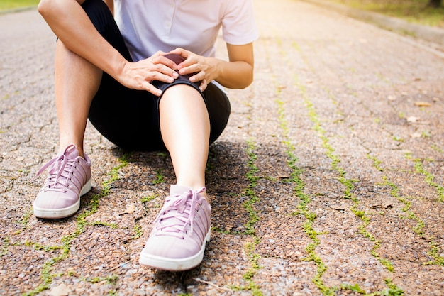 La mujer deportiva tiene dolor de rodilla o lesión en la pierna ...