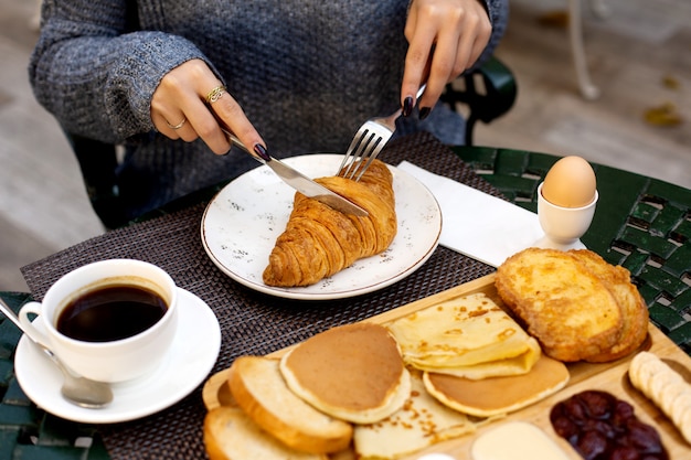 desayuno-croissant desayuno-croissant