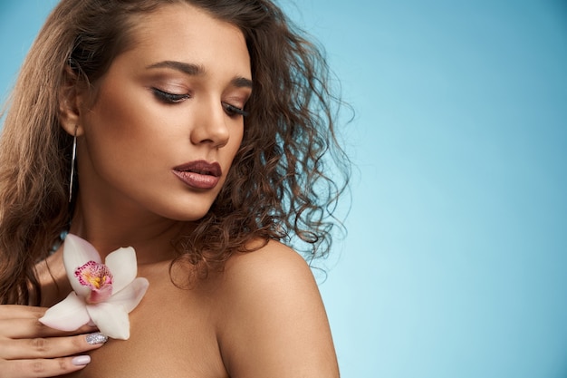 Mujer Desnuda Tenencia Flor En Pecho Foto Premium