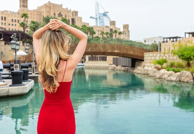 Mujer En Dubai Emiratos árabes Unidos Señora Atractiva Con Un Vestido Rojo Chica Admirando