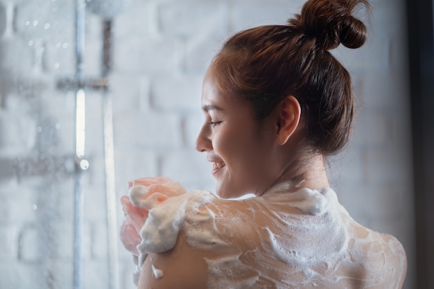 Mujer En El Ducha Foto Gratis 