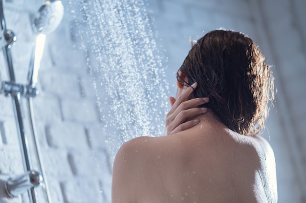 Mujer En El Ducha Foto Gratis