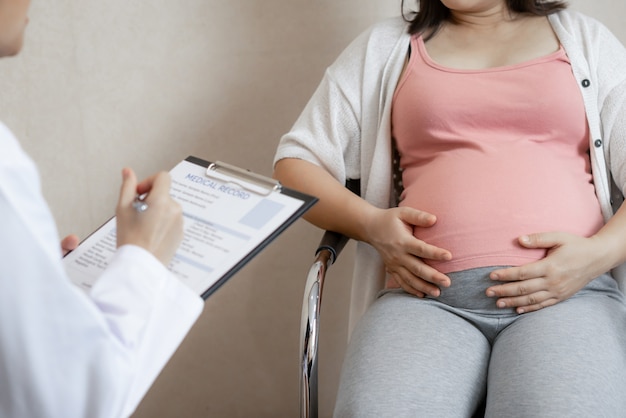 Mujer Embarazada Y Ginecólogo Médico En El Hospital Foto Premium 1577