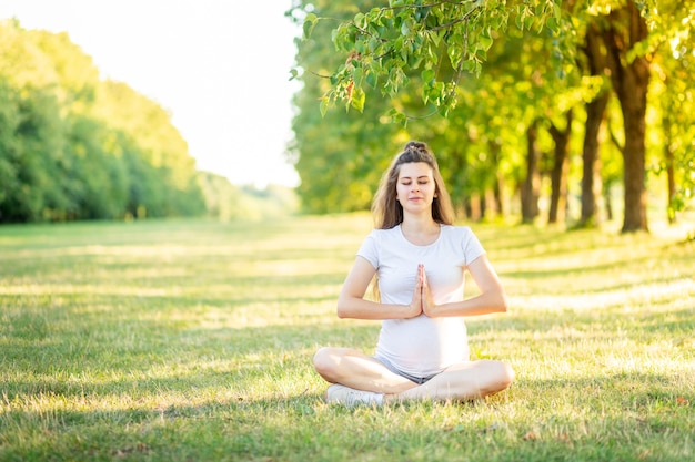 Una Mujer Embarazada Hace Deporte En La Naturaleza En El Verano Yoga