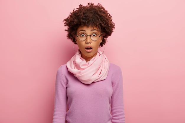 Mujer Emocionalmente Estupefacta Con Peinado Afro Rizado Mantiene La