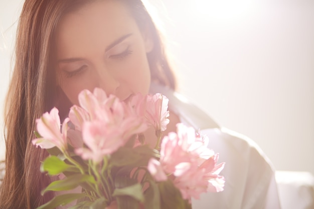 Mujer Enamorada Sujetando Un Ramo De Flores Foto Gratis 8930