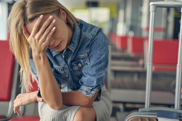 Mujer encantada negativa inclinando la cabeza mientras está sumido en