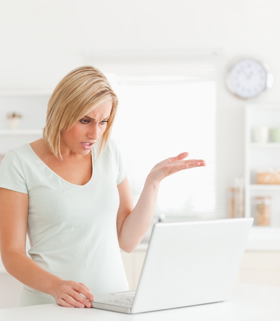 Mujer Enojada Mirando Portátil Sin Tener Ni Idea De Qué Hacer Foto Premium 7302