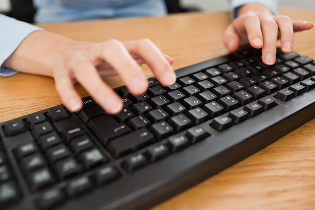 Mujer Escribiendo En El Teclado Foto Premium