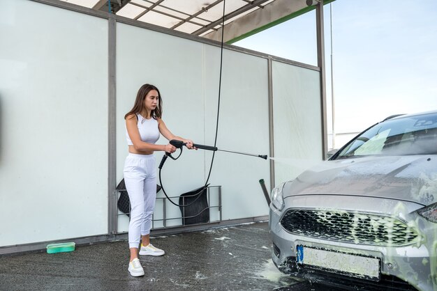 Mujer En La Estación De Lavado De Autos De Autoservicio Lavando La