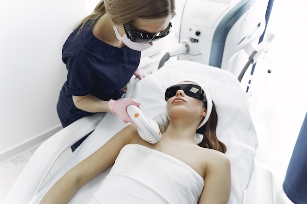 Mujer en estudio de cosmetología en depilación láser ...