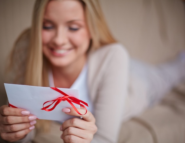 Mujer feliz con una tarjeta de felicitación | Descargar Fotos gratis