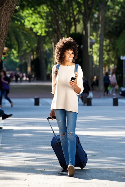 Mujer Feliz De Cuerpo Entero Caminando En El Parque Con Maleta Y