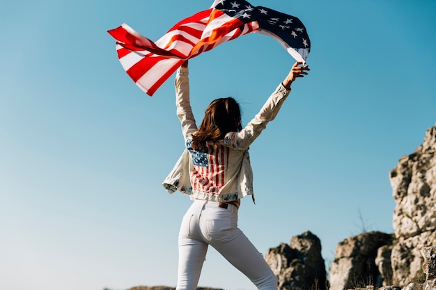 Mujer Feliz Levantando Manos Con Bandera Americana Foto Gratis