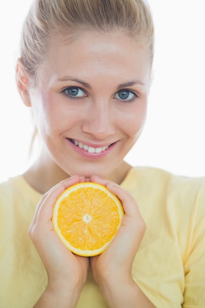 Mujer Feliz Mostrando Rodaja De Naranja Foto Premium 