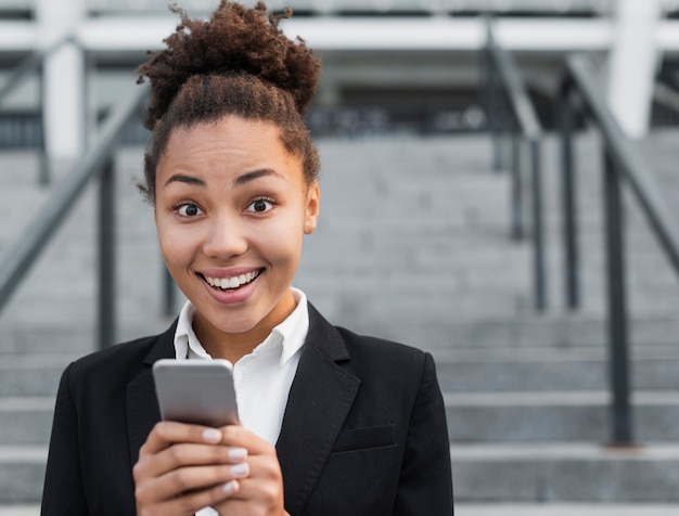 Mujer Feliz Que Sostiene El Telfono Foto Gratis