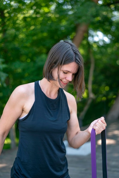 Mujer Fitness Haciendo Ejercicio Para Bíceps Con Banda De Resistencia Al Aire Libre 8728