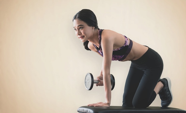 La Mujer Flaca Asiática Fuerte Está Levantando Pesa De Gimnasia En Aptitud Foto Premium 