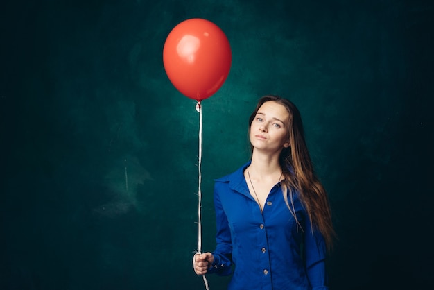 Mujer Con Un Globo Rojo En Sus Manos Foto Premium