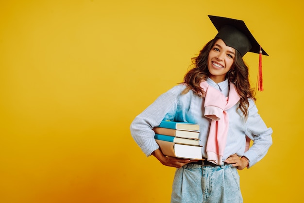 Mujer Graduada Con Un Sombrero De Graduación En La Cabeza, Con Libros ...